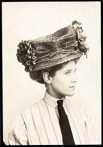 Fotografía de moda de una mujer modelando un sombrero, Nueva York, 1890-1910